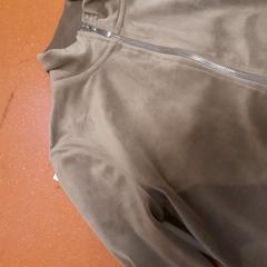 Casaco marron beige, como reportado por TCL utilizando o iLost