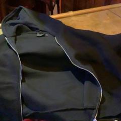 Veste Zwart, merk: Asos, come riportato da Café Leentje utilizzando iLost