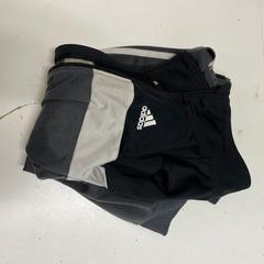Chaleco Adidas zwart/grijs, ha sido reportado por Avonturenpark Hellendoorn con iLost