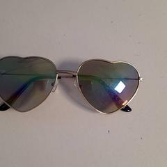 Solbriller Regenboog reflectie,  hartjes, som rapportert av Dolfinarium ved bruk av iLost