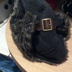 Cap, ha sido reportado por Meininger Berlin "Mitte" Humboldthaus usando iLost