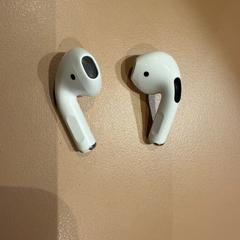 Auricular white bluetooth earphones, segons ha informat MEININGER Hotel Venezia Mestre mitjançant iLost