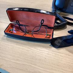 Gafas Zwart met groen, ha sido reportado por Poppodium 013 con iLost