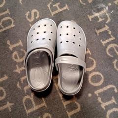 Sandále Grijze crocs, ako bolo nahlásené Van der Valk Hotel Sneek pomocou iLost