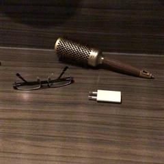 Krulborstel, leesbril en adapter, as reported by Van der Valk Hotel Zwolle using iLost