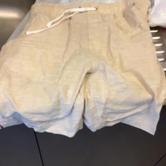 Pantalones cortos Beige, ha sido reportado por MEININGER Hotel Brussels City Center con iLost