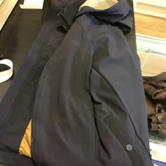 Chaqueta, segundo informou Qbuzz U-OV usando iLost