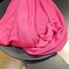 Gilet fin fushia, a été signalé par IKEA Bayonne Ametzondo utilisant iLost