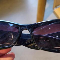 Gafas de sol, ha sido reportado por MEININGER Hotel Berlin East Side Gallary con iLost