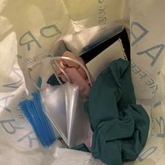 White bag with stuff, segundo informou Room Mate Bruno usando iLost