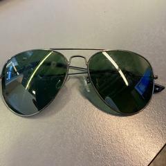 Sunglasses, as reported by Eindhoven Airport using iLost