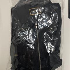 Chaqueta & Abrigo black / new unpacked, segundo informou Vienna House Easy by Wyndham Amsterdam Airport usando iLost