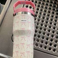 ボトル Term Flasche weiß und rosa がiLostで MEININGER Hotel Berlin Alexanderplatz によって報告されました