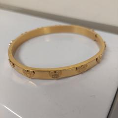 Karkötő bangle met hartjes, amint azt Avonturenpark Hellendoorn az iLost segítségével jelentette.