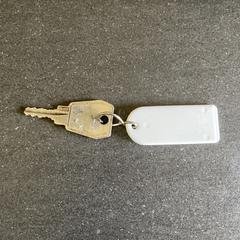 Sleuteltje met wit label, amint azt az iLostnak jelentették.