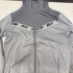 Veste grijs Nike, come riportato da Avonturenpark Hellendoorn utilizzando iLost