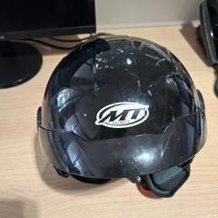 Casco de scooter zwarte helm, mt helmets, segundo informou Gemeente Westervoort usando iLost