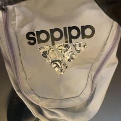 Handtas Adidas Bag, zoals gemeld door MEININGER Hotel Dresden Zentrum met iLost
