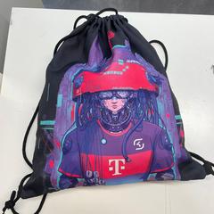 Hátizsák T-mobile met regenkleding, amint azt Avonturenpark Hellendoorn az iLost segítségével jelentette.