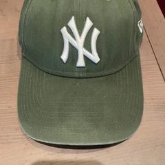 كاسكيت Nee york yankees pet groen، كما تم الإبلاغ عنه بواسطة Pathé Arnhem عبر iLost