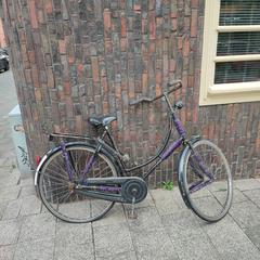 Cortana damesfiets zwart met paarse stof, amint azt az iLostnak jelentették.