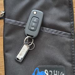Autosleutel Renault + zwart mapje, amint azt az iLostnak jelentették.