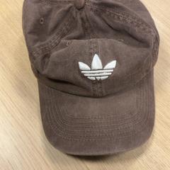 Cap Adidas, come riportato da Pathé Amsterdam Noord utilizzando iLost