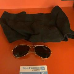 Hainbat gauza Sunglasses, travel card, gisa salatu by MEININGER Hotel Bordeaux Gare Saint-Jean iLost erabiliz