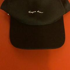 Casquette de baseball Carpe diem hat, a été signalé par MEININGER Hotel Bordeaux Gare Saint-Jean utilisant iLost