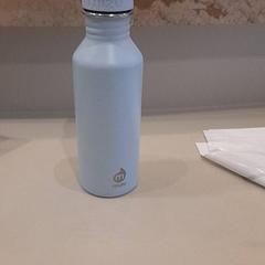 Láhev na vodu Blauw, jak nahlášeno Van der Valk Hotel Schiphol pomocí iLost