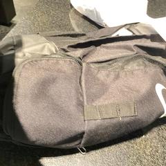 Mochila zwart, ha sido reportado por Hotel Van der Valk Harderwijk op de Veluwe con iLost