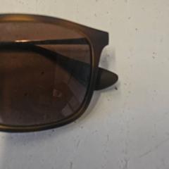Des lunettes de soleil, a été signalé par Liquicity Festival utilisant iLost