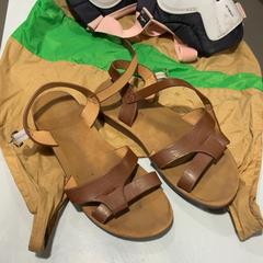 가방 S Bijl, slippers en kniebeschermers, iLost를 사용하여 Fenix에 보고됨