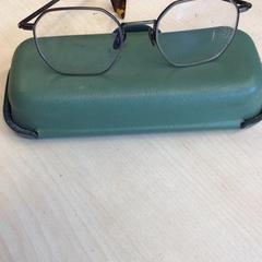 Etui à lunettes avec lunettes, a été signalé par Gemeente Nijmegen utilisant iLost