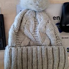 Beanie Brun avec pompon, gemeldet von IKEA Dijon über iLost