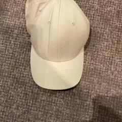 野球帽 Beige がiLostで Van der Valk Hotel Apeldoorn - De Cantharel によって報告されました