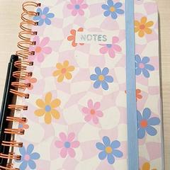 Caderno Avec fleurs et stylo, como reportado por IKEA Brest Guipavas utilizando o iLost