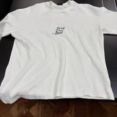 Camisa white, with text on the front, segons ha informat Van der Valk Duiven bij Arnhem A12 mitjançant iLost