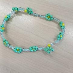 Pulseira Vert et jaune en perles (fleurs), como reportado por IKEA Marseille - Vitrolles utilizando o iLost