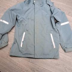 Chaqueta de chuvia Ljusblå, segundo informou Keolis Lund usando iLost
