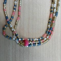 Necklace Doré avec perles bleues et roses, as reported by IKEA Clermont Ferrand using iLost