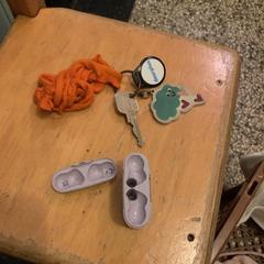 sleutel, oplader van oortjes,kleding in een kratje, som rapporterats till iLost