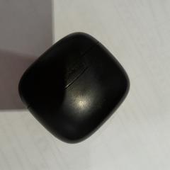 Caixa para airpods noir, como reportado por TCL utilizando o iLost